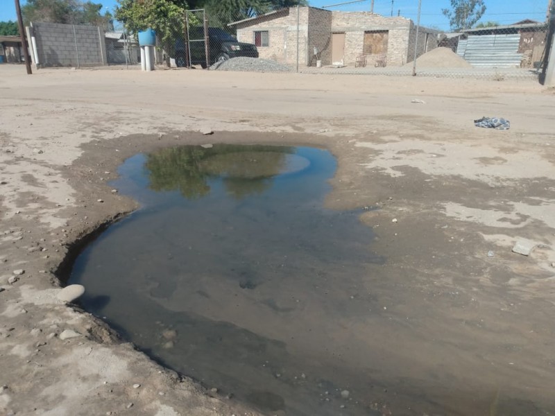 Continúa fuga de aguas negras en colonias de SLRC.