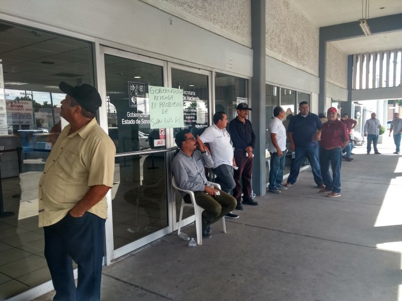 Continúa huelga de taxistas por disputada permisos eventuales