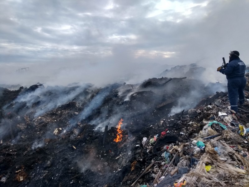 Continúa incendio en basurero municipal de Veracruz