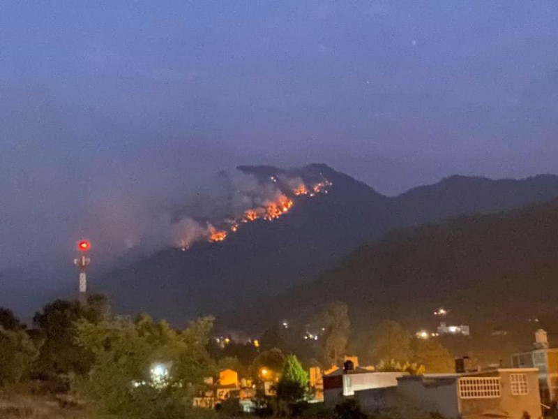 Continúa incendio en cerro 