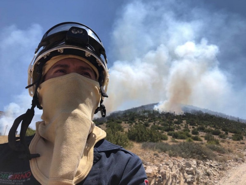 Continúa incendio en Mazapil; llega helicóptero de apoyo