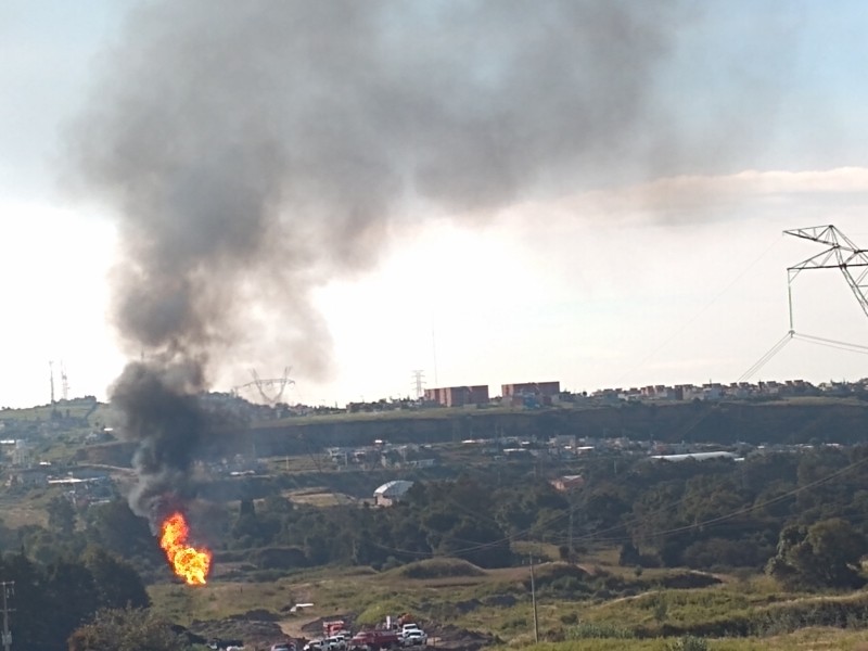 Continúa incendio por toma clandestina en Cuautlancingo