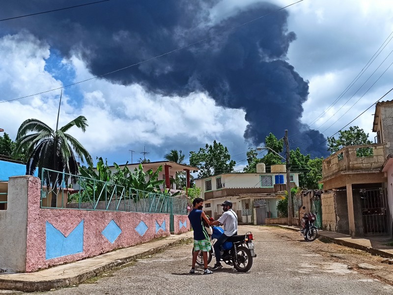 Continúa incendio tras explosión de depósitos en Matanzas, Cuba