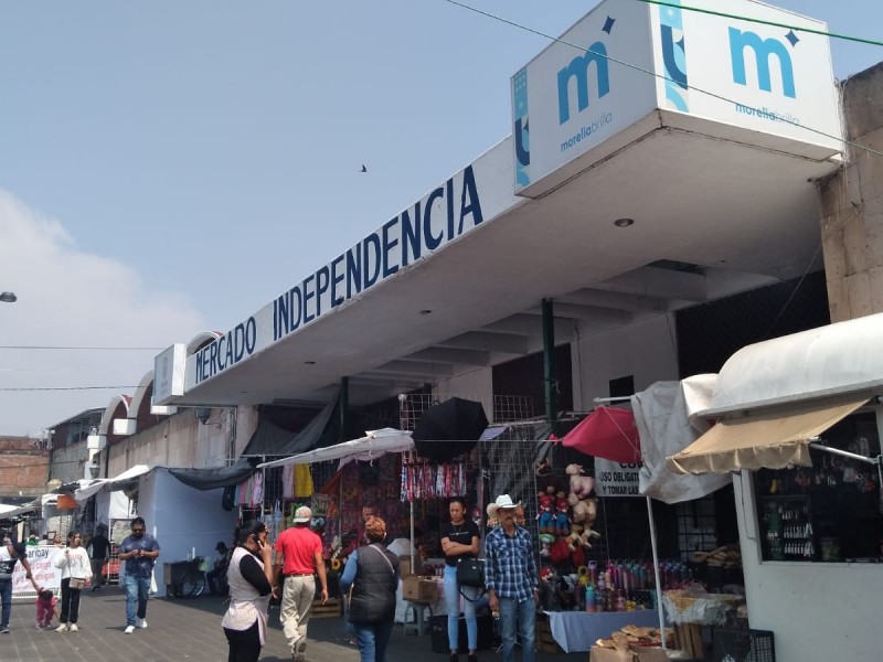 Continúa inconformidad de locatarios por vallas en el Mercado Independencia