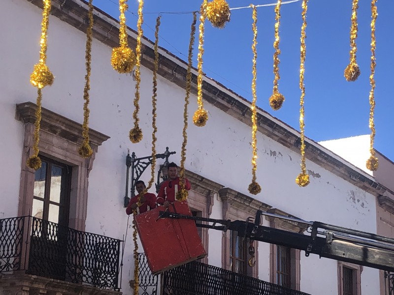 Continúa instalación de iluminación navideña