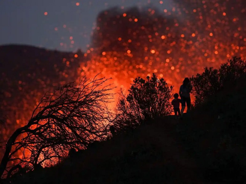 Continúa intensa actividad del Cumbre Vieja, expulsa enormes rocas volcánicas