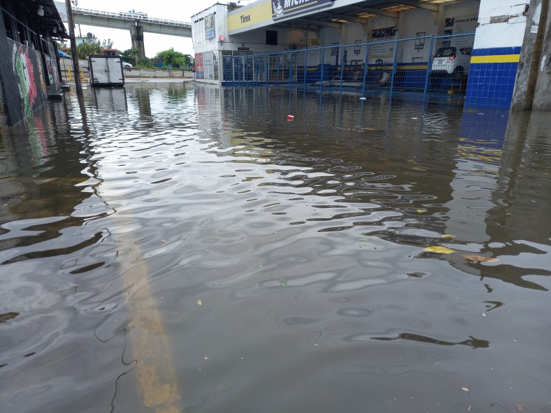 Continua inundación en colonia de Boca del Río