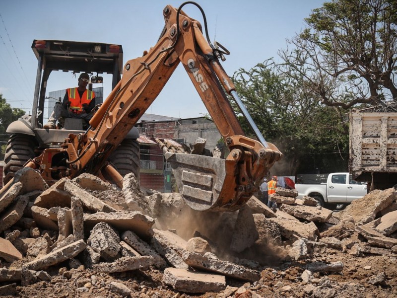 Continúa la demolición de la escuela Morelos en Zamora