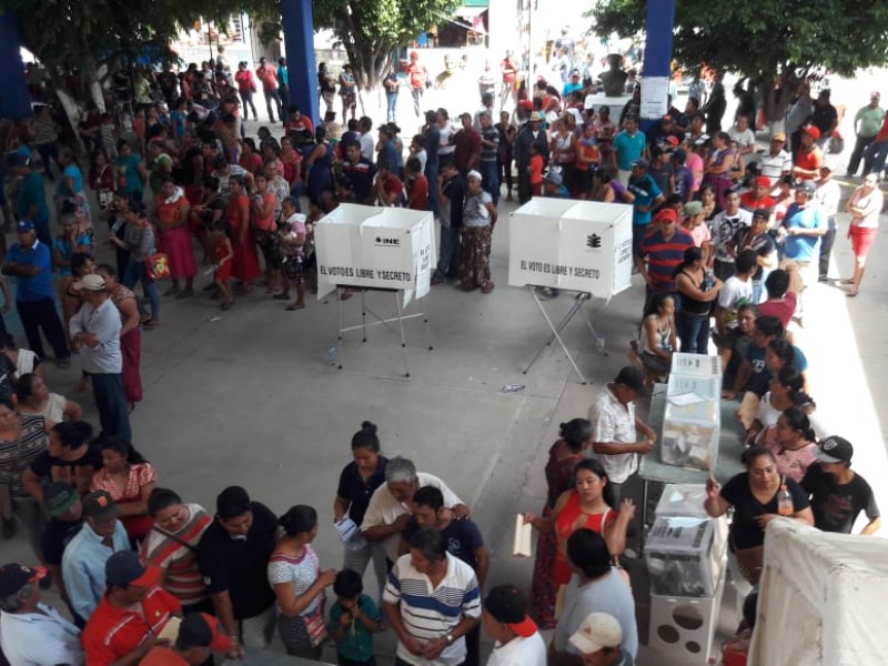 Continúa la fila de votantes en Xadani