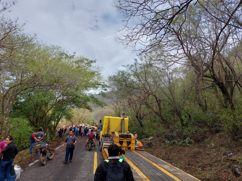 Continúa la liberación de caminos afectados por deslaves