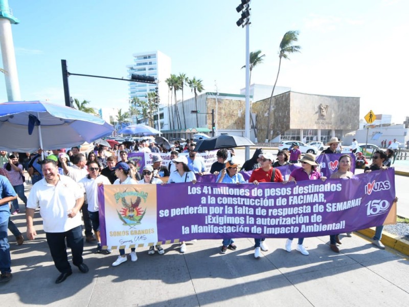 Continua la manifestación de alumnos y docentes de FACIMAR