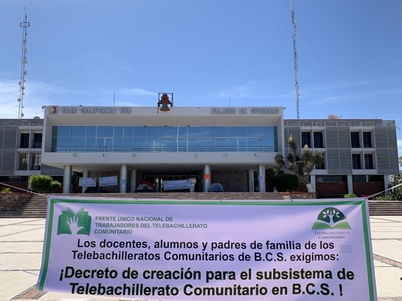 Continúa la manifestación de maestros de telebachillerato