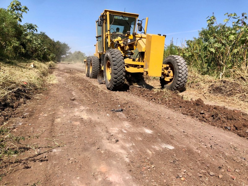 Continúa la rehabilitación de caminos saca cosechas en Zamora