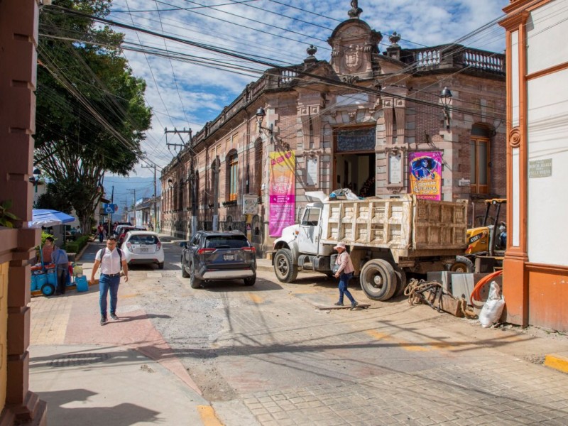 Continúa la rehabilitación de la calle Clavijero