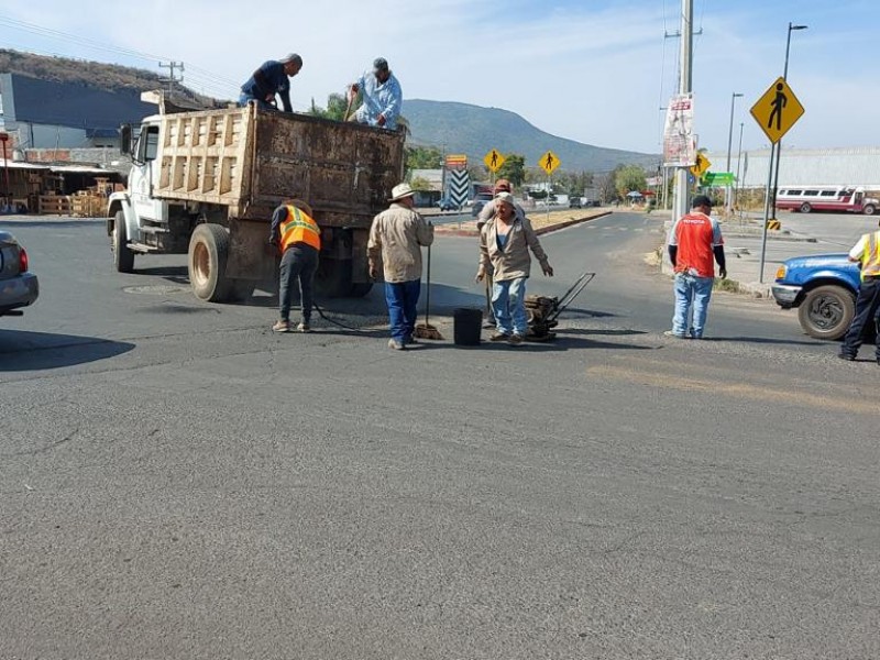 Continúa labores de bacheo para mejorar vialidades de Jacona