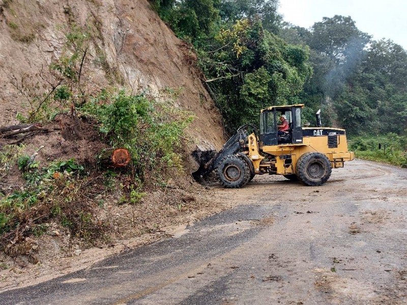 Continúa limpieza de carreteras afectadas por sismo; ya hay tránsito
