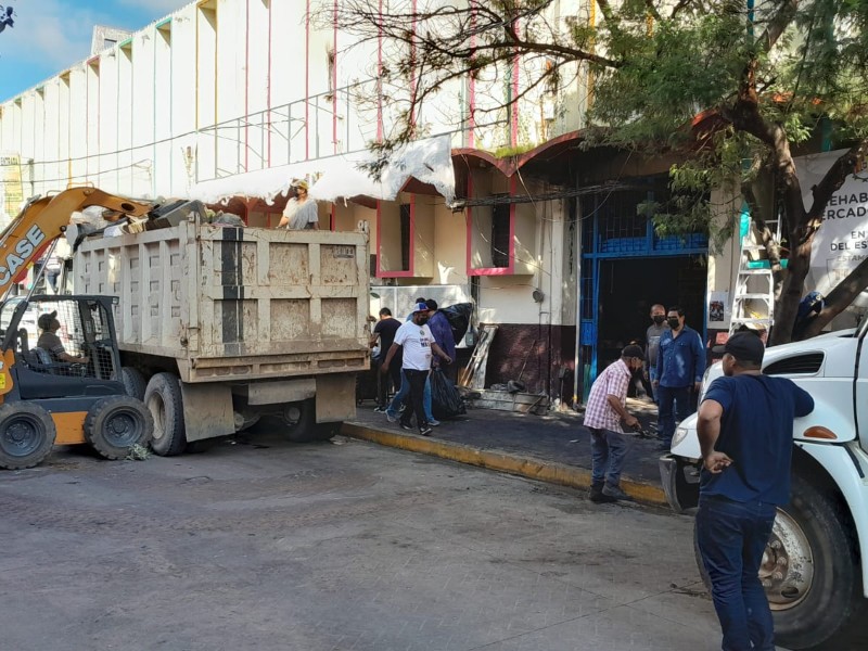 Continua limpieza tras incendio en mercado; permanece vialidad cerrada
