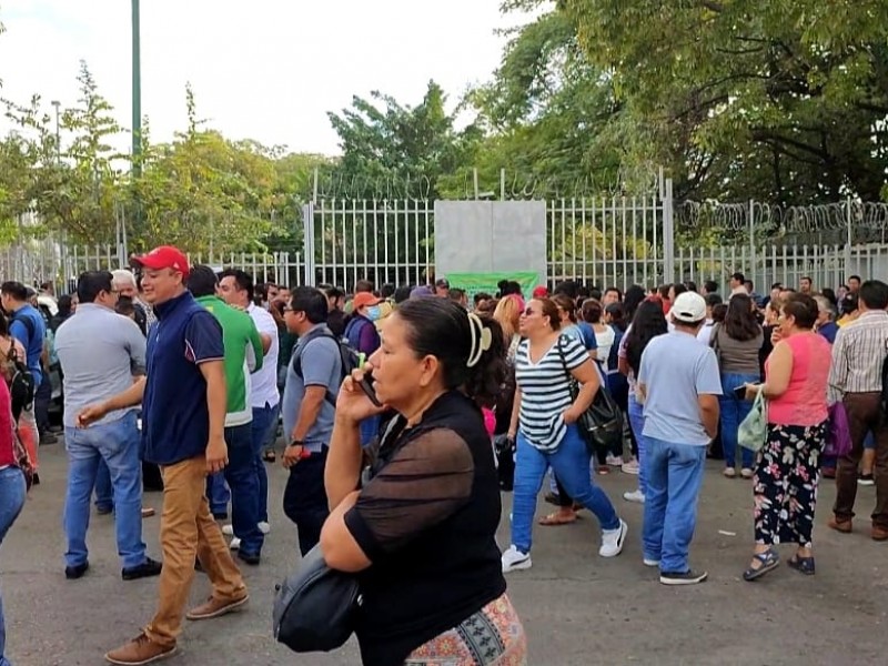 Continúa manifestación de administrativos de la Secretaría de Educación