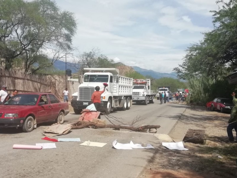 Continúa manifestación en carretera estatal Tehuacán-Teotitlán