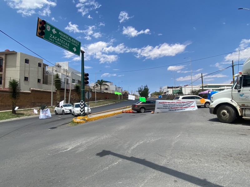 Continúa manifestación por falta de aumentos salariales en Fiscalía