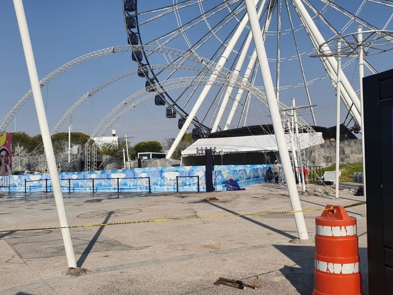 Continúa montaje de pista de hielo en Estrella de Puebla