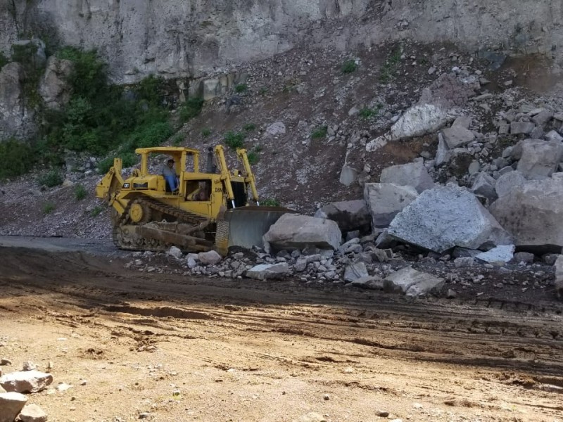 Continúa parcialmente bloqueada carretera libre Mazatlán