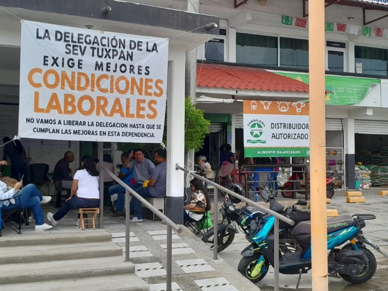 Continúa paro de actividades en la SEV Tuxpan