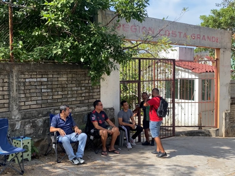 Continúa paro de maestros de educación física en Zihuatanejo