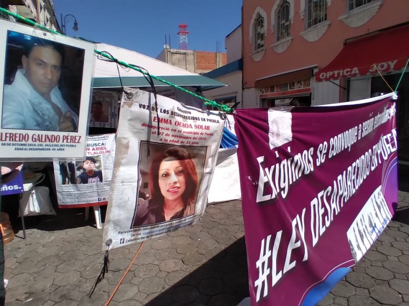 Continúa plantón de familiares de desaparecidos en el congreso