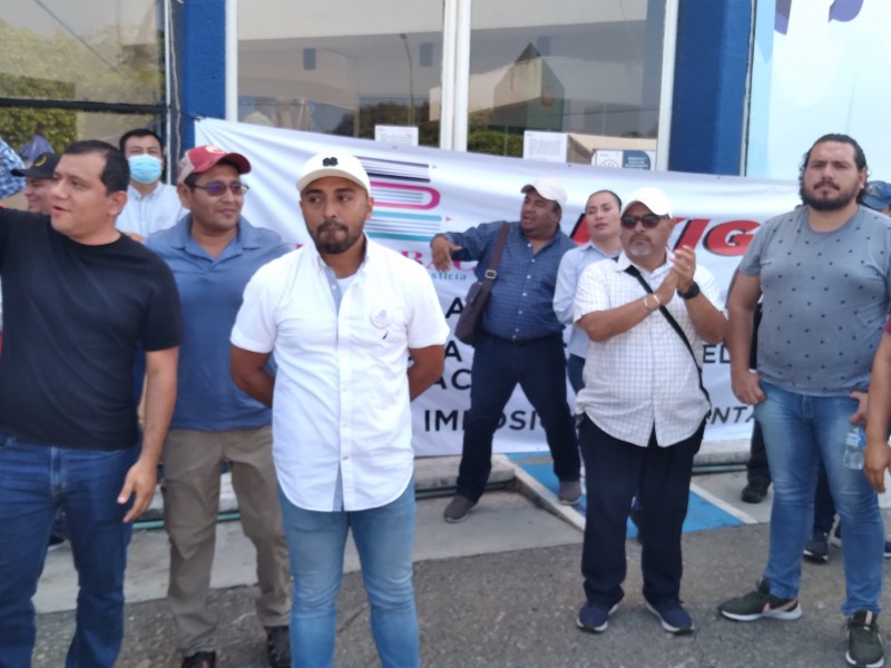 Continua plantón de trabajadores a fuera del Cobach