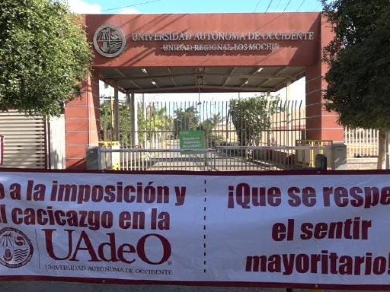 Continúa plantón de trabajadores en instalaciones de UAdeO