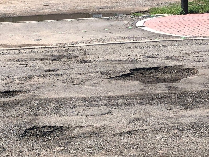 Continúa problema de baches en la colonia Julián de Obregón