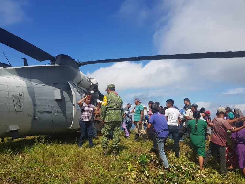 Continua puente aéreo; 27 comunidades incomunicadas en Oaxaca