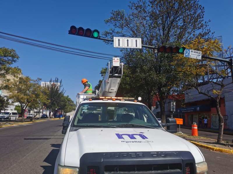 Continúa reemplazo de luces de semáforos en Morelia