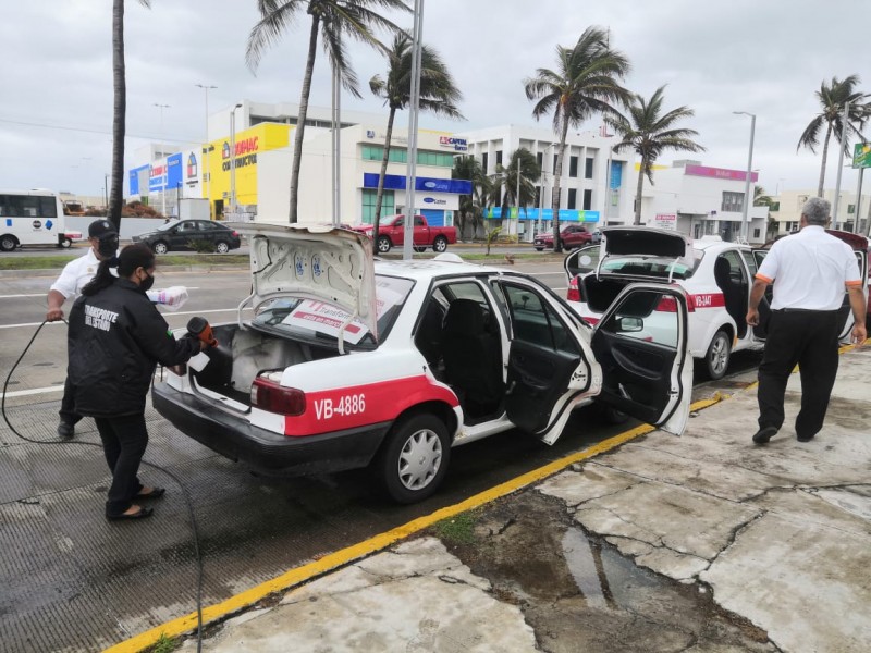 Continúa sanitización de unidades de taxi