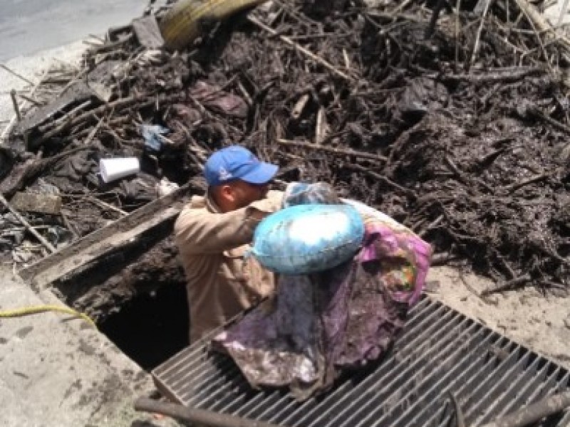 Continua Sapal retirando basura de coladeras pluviales