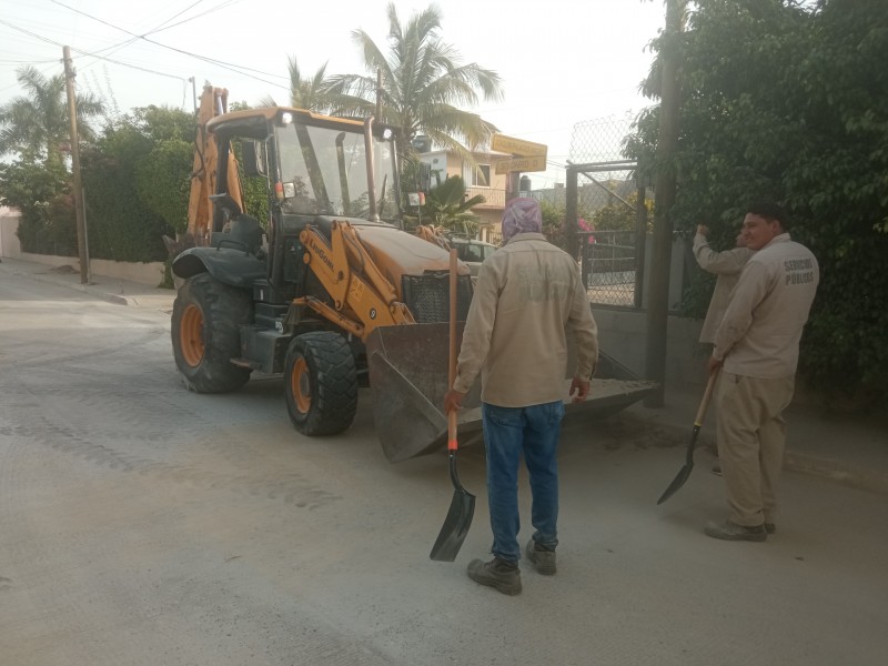 Continúa servicios públicos realizando labores de desazolve