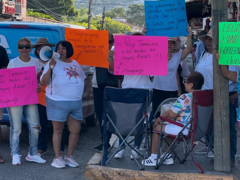 Continúa toma de Finanzas en Zihuatanejo, Tecpan y Atoyac