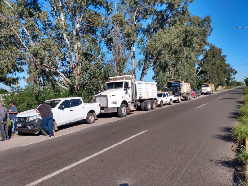 Continúan adeudos a transportistas