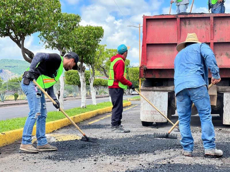 Continúan bacheo en vialidades de Ixtlán de los hervores