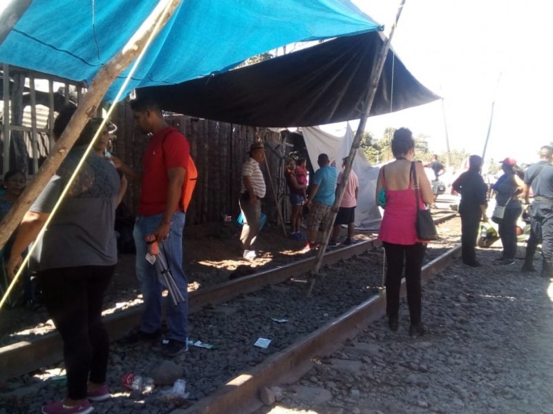 Continúan bloqueadas tres vías del tren en Michoacán