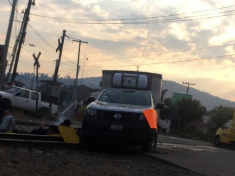 Continúan bloqueadas vías del tren en Uruapan