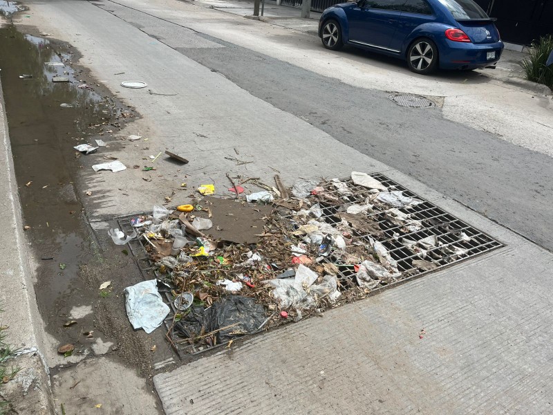 Continúan coladeras con basura en calles de León