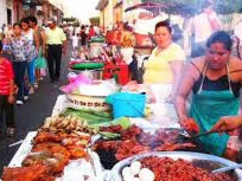 Continúan comerciantes ambulantes de alimentos sin regularse sanitariamente