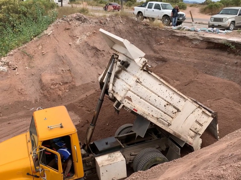 Continúan con la reparación de los socavones generados por lluvias