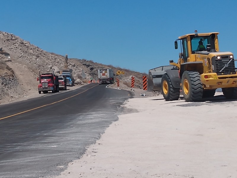 Continúan construcciónes en carretera Pichilingue