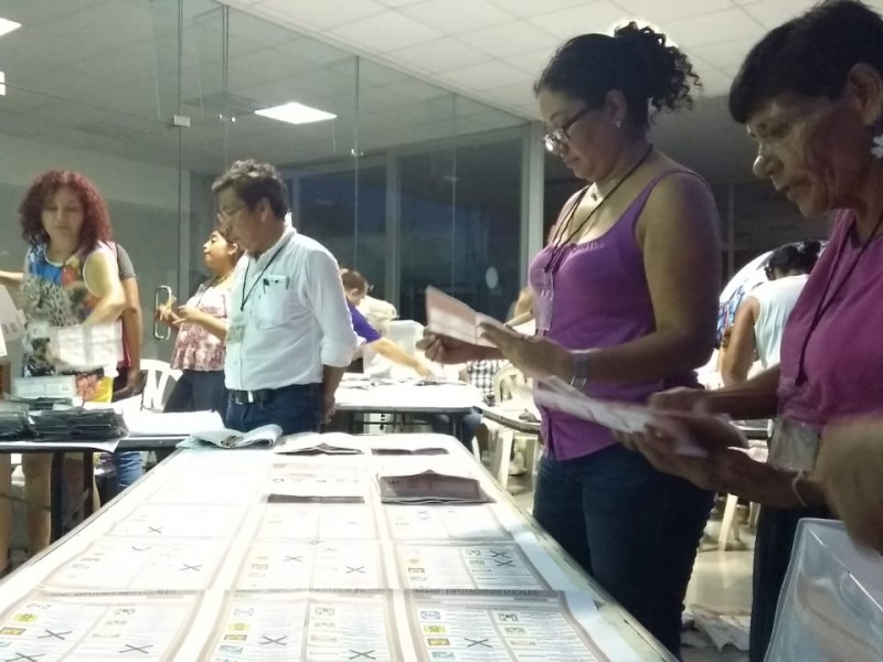 Continúan conteos de votos en casillas de Tuxpan