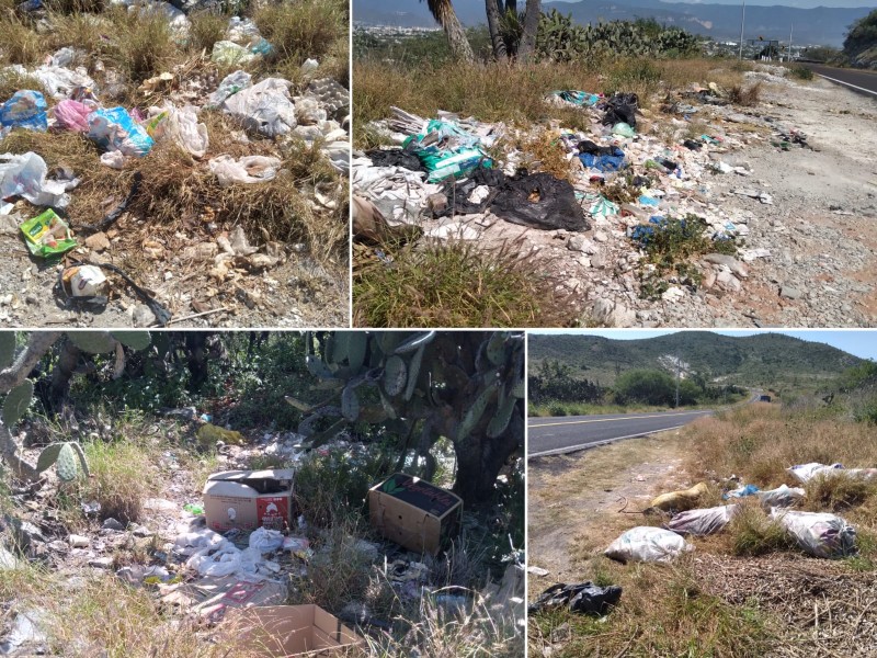 Continúan creciendo tiraderos a orilla de carretera Tehuacán-Huajuapan (salida Coapan)