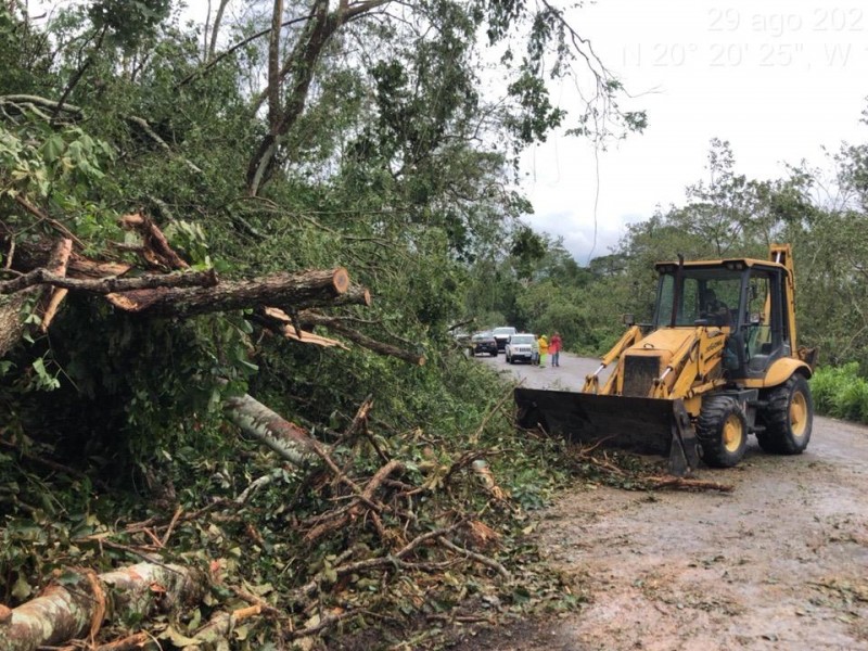 Continúan daños en tramos carreteros tras paso de Nora