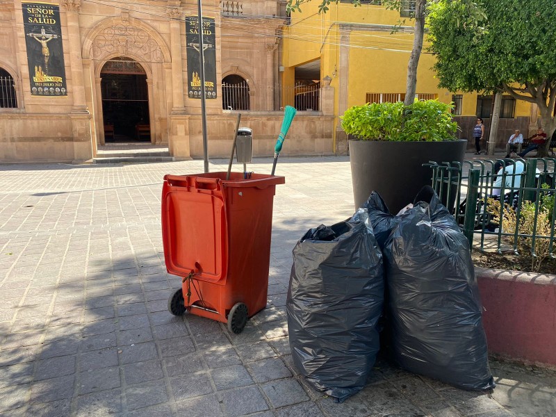 Continúan dejando basura en el jardín Barrio Arriba